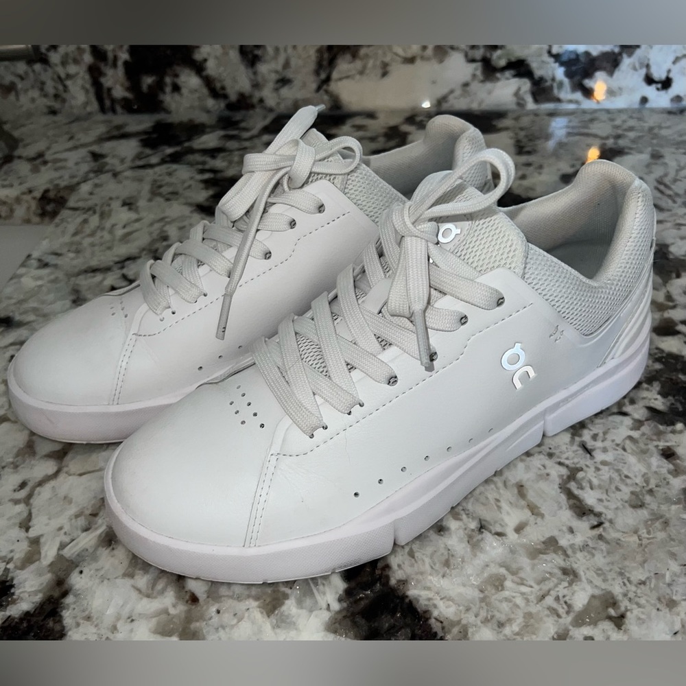 On THE ROGER Advantage Tennis Sneaker